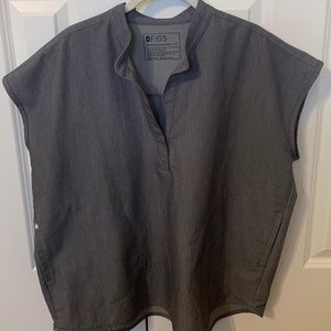 FIGS Rafaela Women's Oversized Scrub Top, Graphite, Size (M)